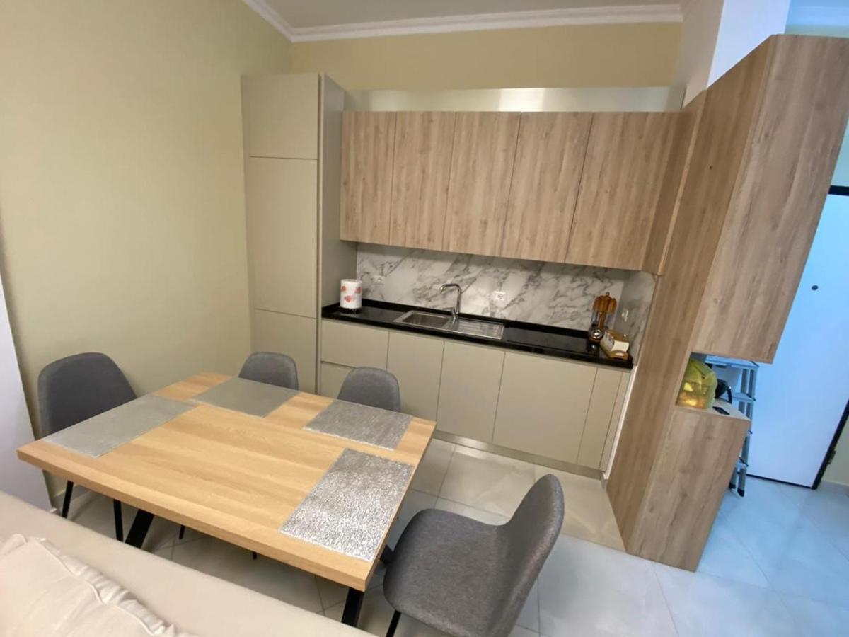 Kevin'S Lungomare Apartment Vlore Ngoại thất bức ảnh