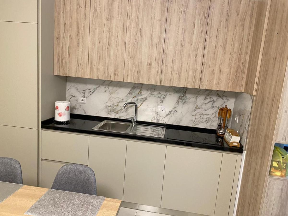 Kevin'S Lungomare Apartment Vlore Ngoại thất bức ảnh
