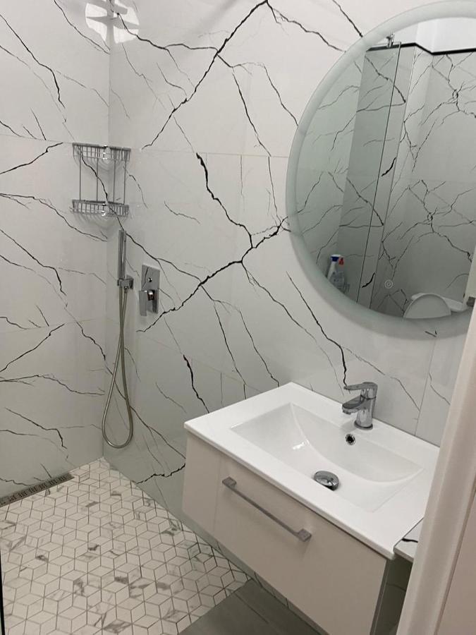 Kevin'S Lungomare Apartment Vlore Ngoại thất bức ảnh