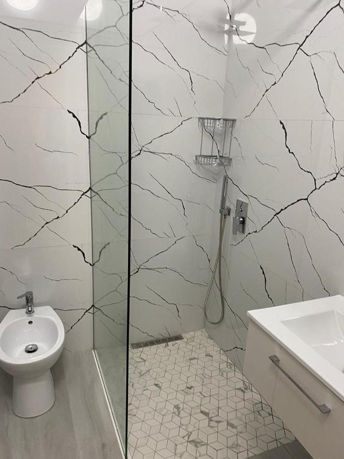 Kevin'S Lungomare Apartment Vlore Ngoại thất bức ảnh