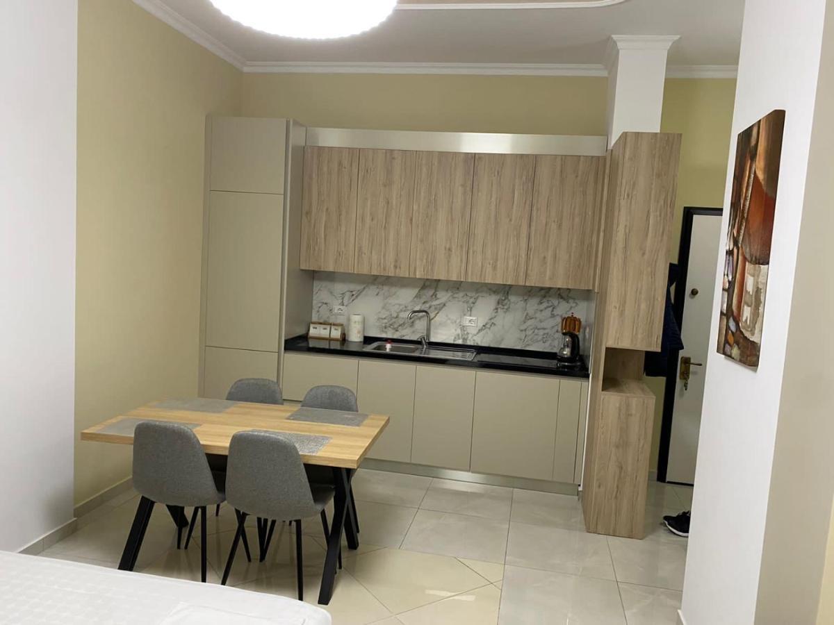 Kevin'S Lungomare Apartment Vlore Ngoại thất bức ảnh