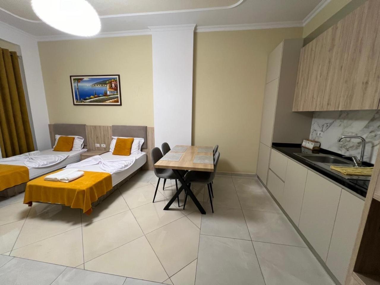 Kevin'S Lungomare Apartment Vlore Ngoại thất bức ảnh
